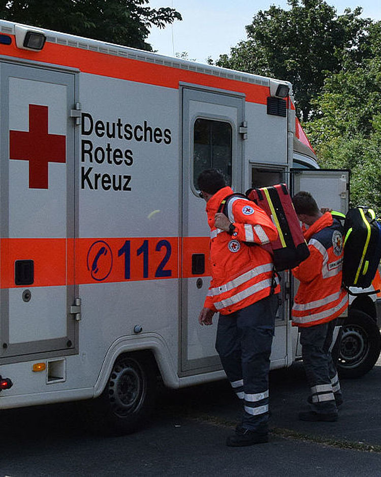 2 DRK-Helfer im Einsatz